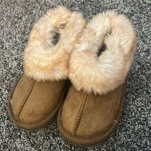 Toddler girls size 7 slippers.